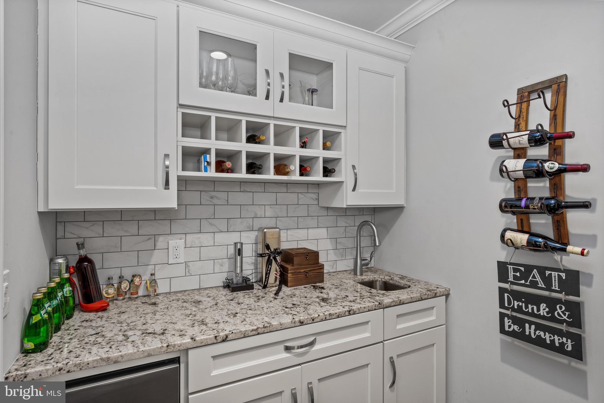 650 Farragut Avenue Haddonfield, NJ 08033 - Photo 14 of 40 Wet bar/butler's pantry with ice machine