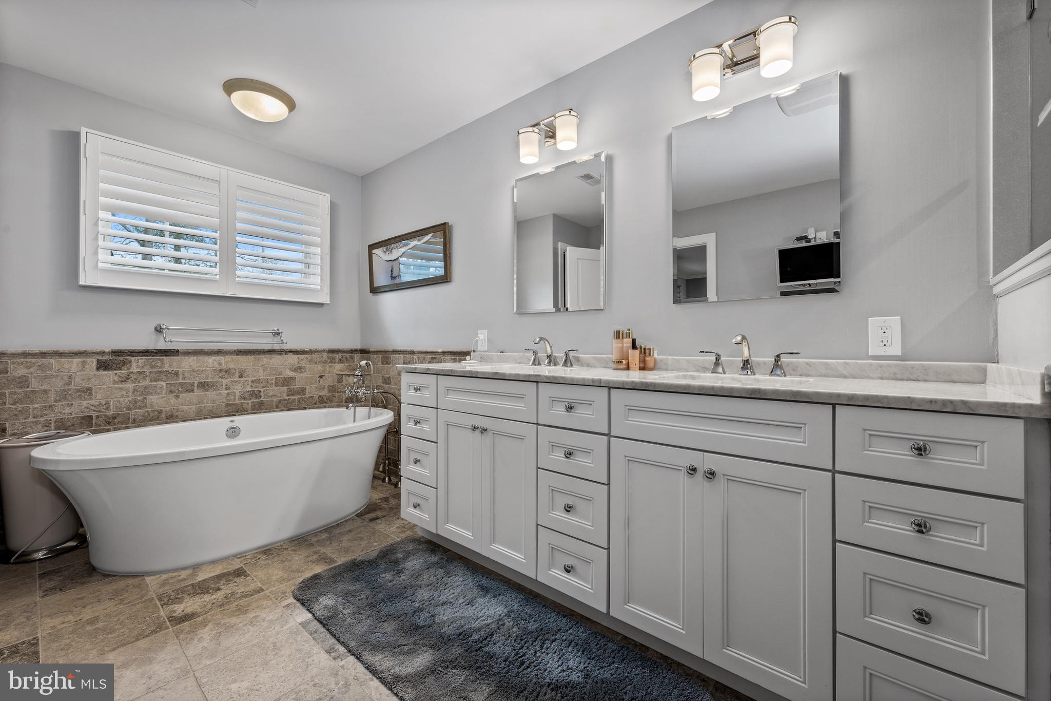650 Farragut Avenue Haddonfield, NJ 08033 - Photo 22 of 40 Primary bathroom with soaking tub