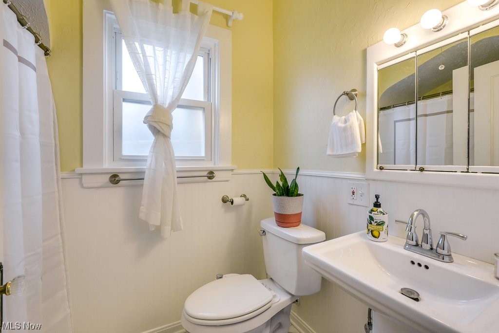 3196 Wadsworth Road Barberton, OH 44203 - Photo 10 of 49 Updated full bathroom on the main level with shower/tub and pedestal sink.