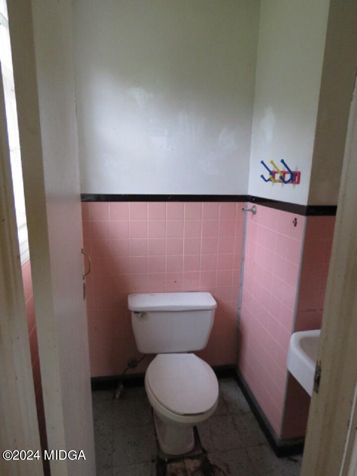 7367 Columbus Road Lizella, GA 31052 - Photo 6 of 12 a bathroom with a toilet and a sink