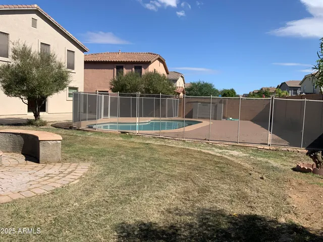 a view of a backyard