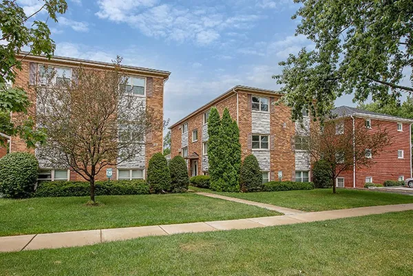 $1,595 | 20 North Garfield Street, Unit 4, Lombard, IL 60148