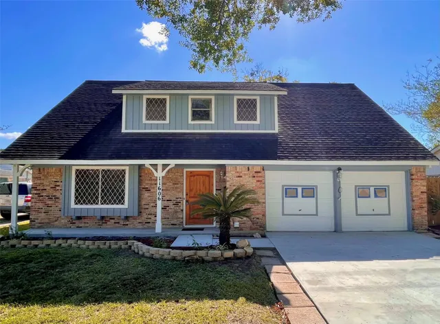 a view of front of a house with a yard