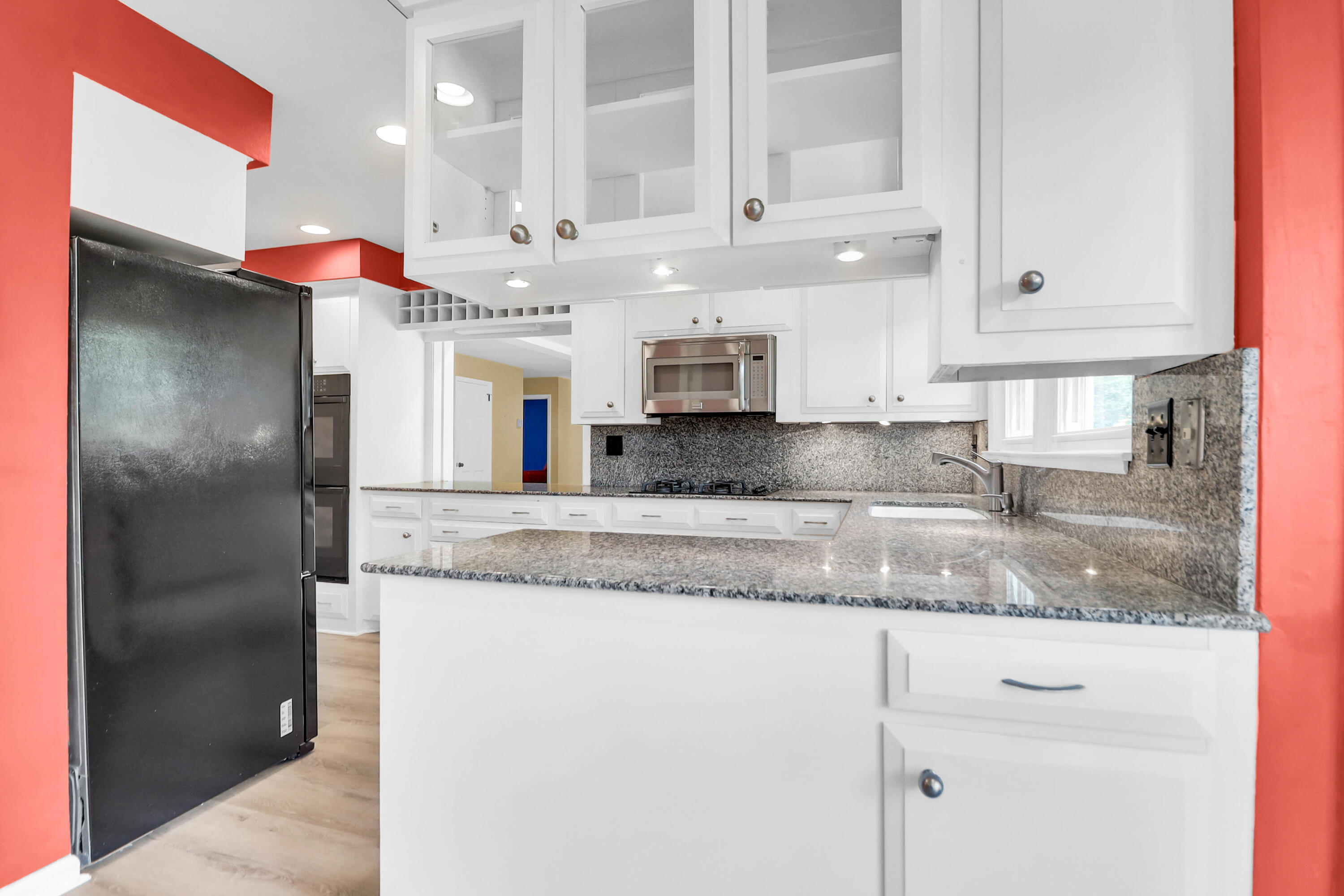 38 Sussex Road Charleston, SC 29407 - Photo 29 of 60 Granite with gas cooktop