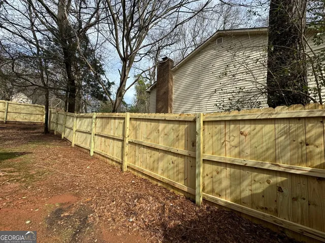 a view of a backyard