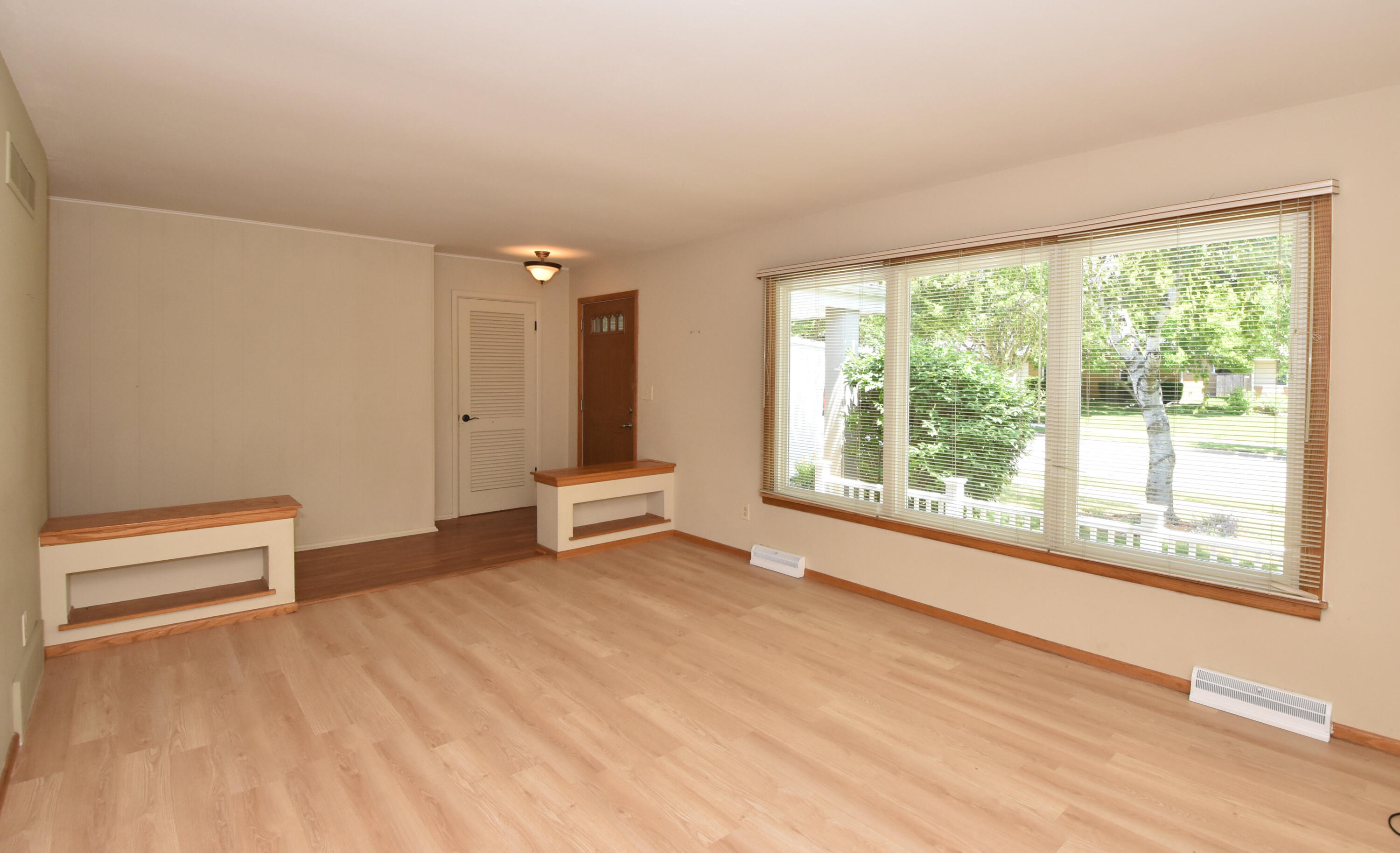 48 Virginia Street Racine, WI 53405 - Photo 4 of 47 Living Room