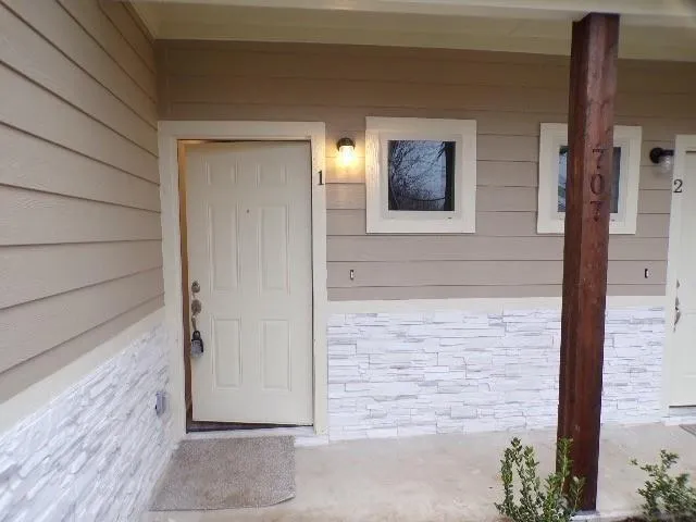 $1,395 | 320 South Main Street, Bonham, TX 75418