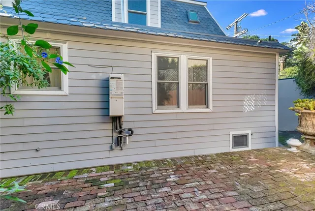a view of a pathway with a house