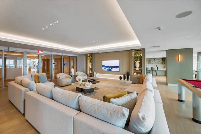 $9,000 | 900 Biscayne Boulevard, Unit 909, Miami, FL 33132