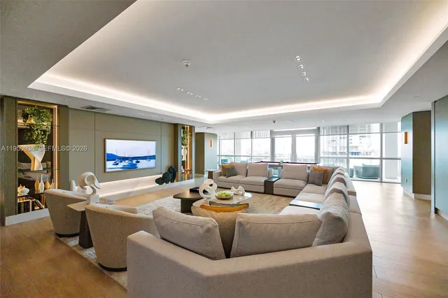 $9,000 | 900 Biscayne Boulevard, Unit 909, Miami, FL 33132