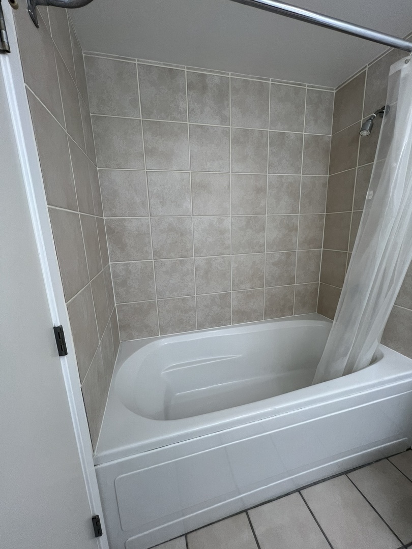 1525 South Sangamon Street, Unit 317P Chicago, IL 60608 - Photo 4 of 27 a bathroom with a bathtub