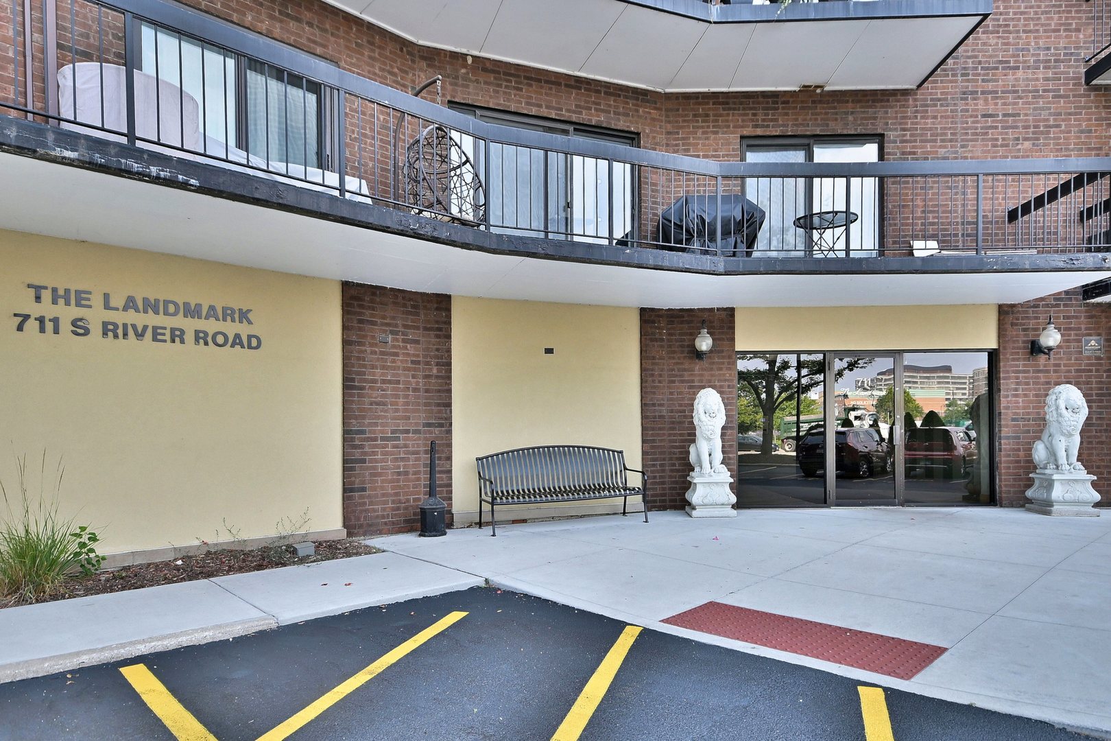 711 South River Road, Unit 508 Des Plaines, IL 60016 - Photo 40 of 41 a view of a living room