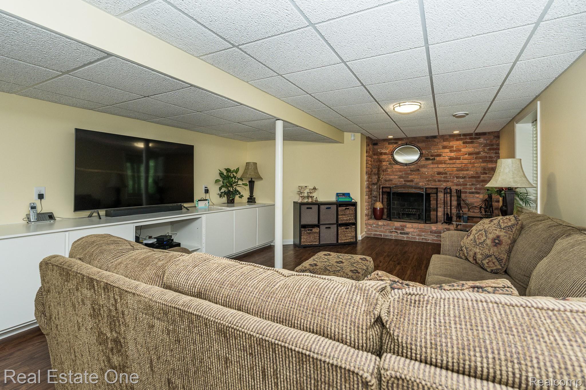 763 Birch Tree Lane Rochester, MI 48306 - Photo 35 of 44 763 Birch Tree MLS-W036.jpg