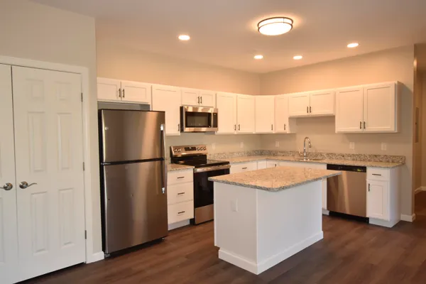 $2,800 | 217 Rockingham Road, Unit 304, Londonderry, NH 03053