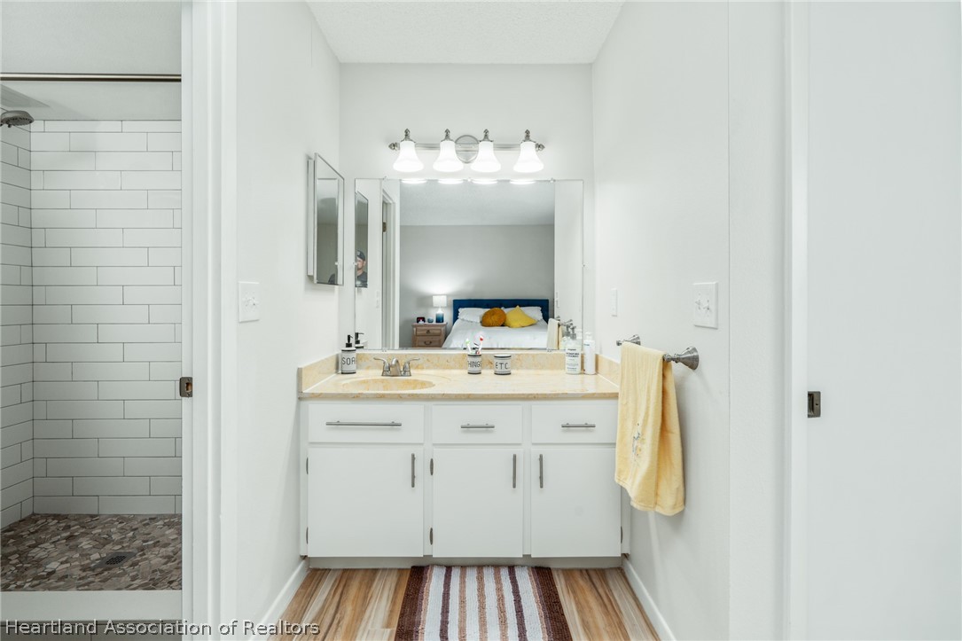 3607 Edgewater Drive Sebring, FL 33872 - Photo 11 of 22 a bathroom with a sink vanity and mirror