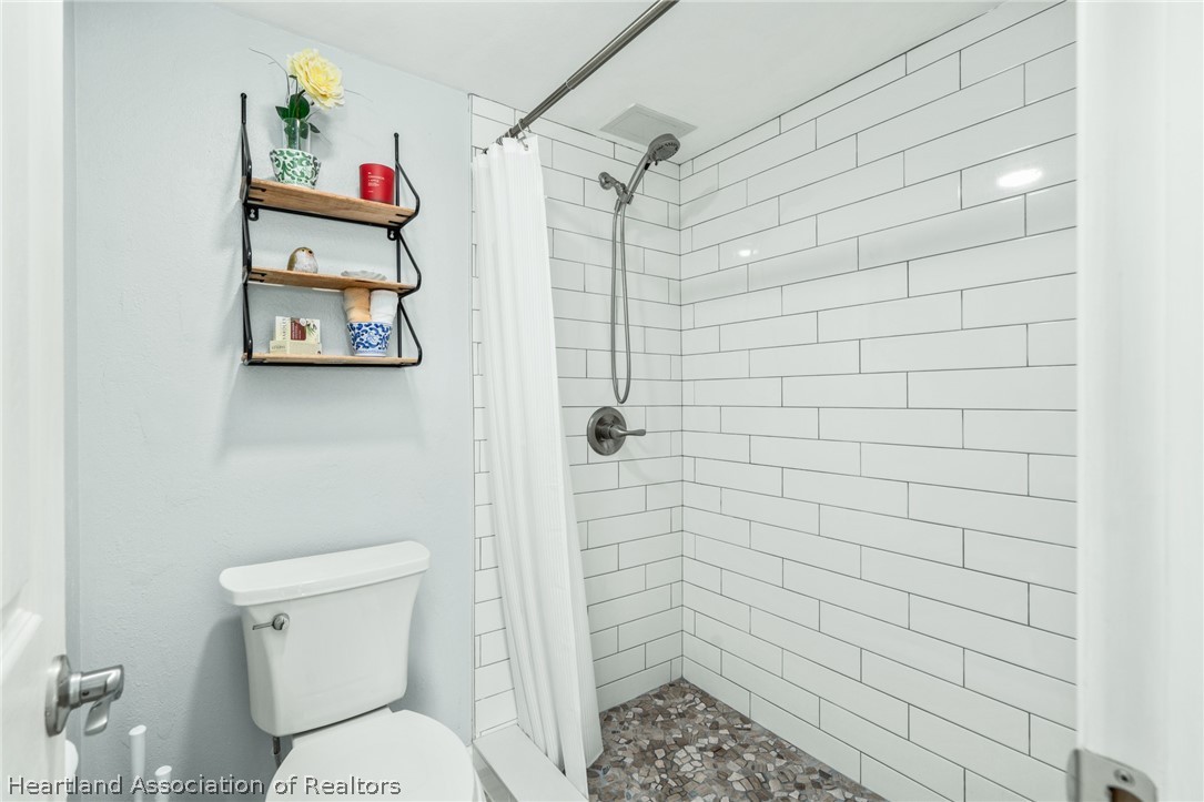 3607 Edgewater Drive Sebring, FL 33872 - Photo 10 of 22 a bathroom with a toilet and a shower