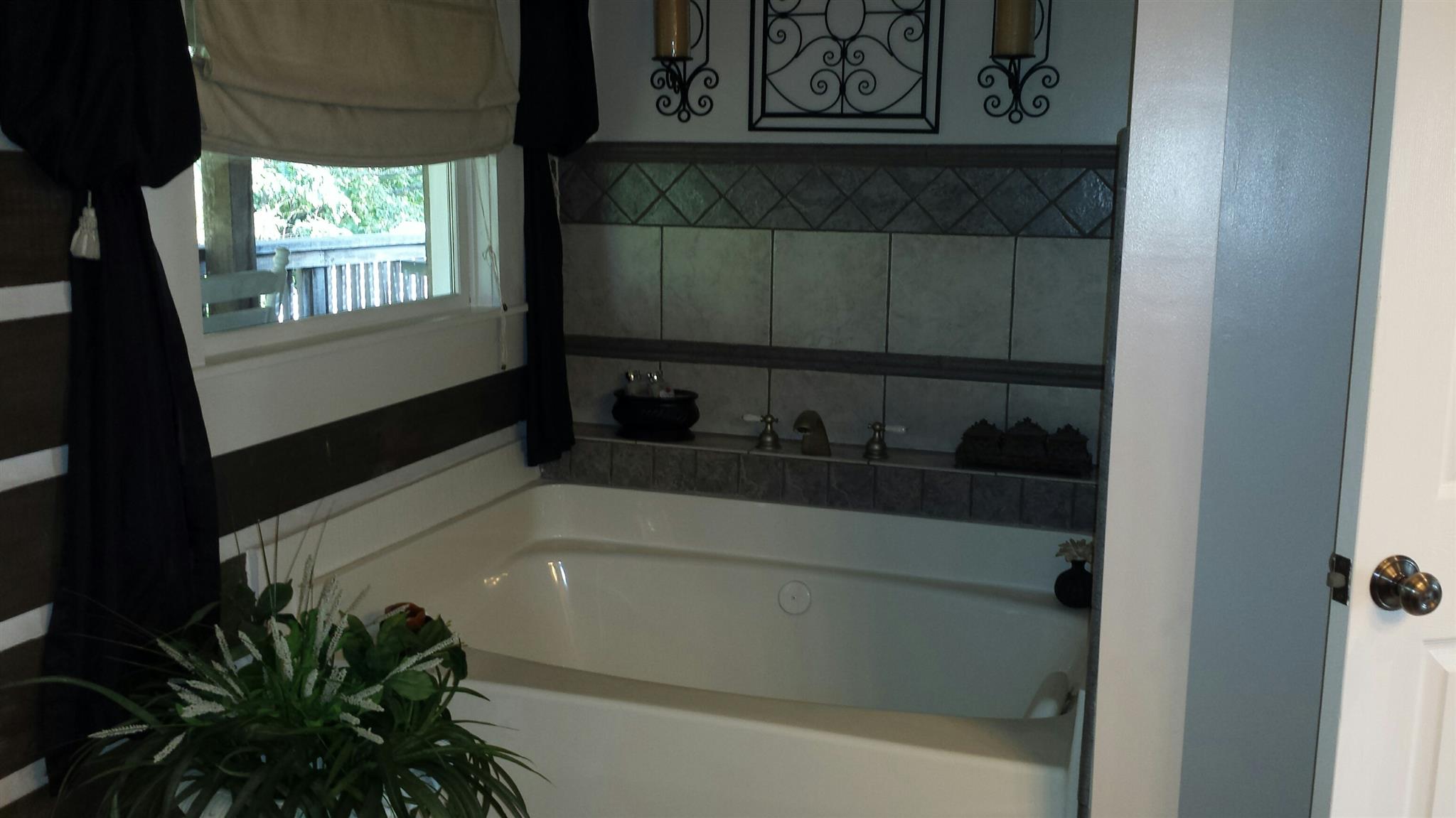 555 Windy Ridge Wartrace, TN 37183 - Photo 15 of 23 Master bath with garden tub and separate shower.