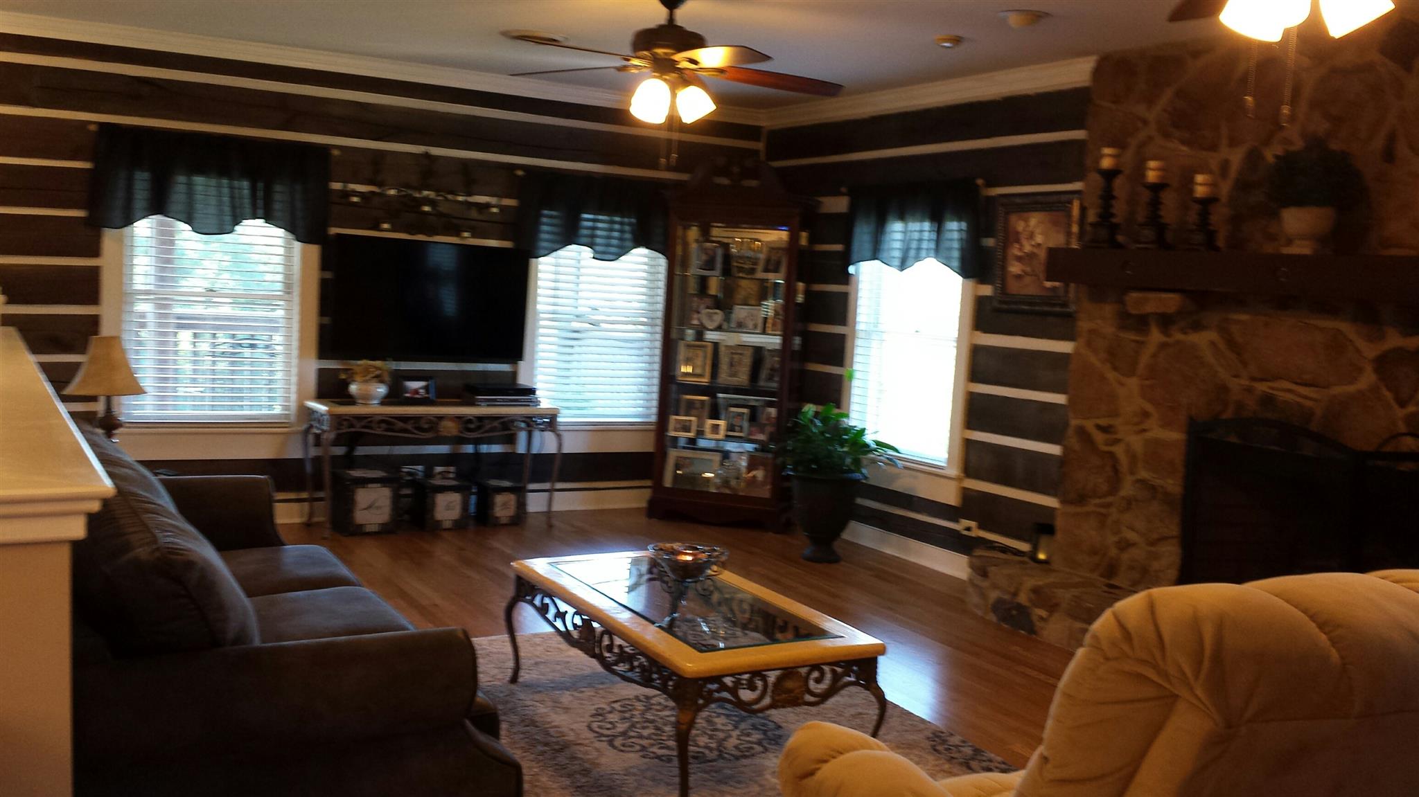 555 Windy Ridge Wartrace, TN 37183 - Photo 8 of 23 Beautiful large living area with hardwood floors and fireplace.