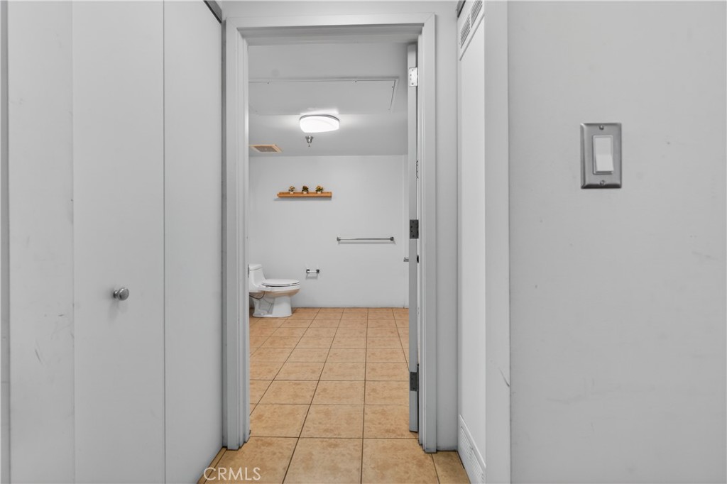 200 North San Fernando Road, Unit 315 Los Angeles, CA 90031 - Photo 22 of 42 a bathroom with a toilet