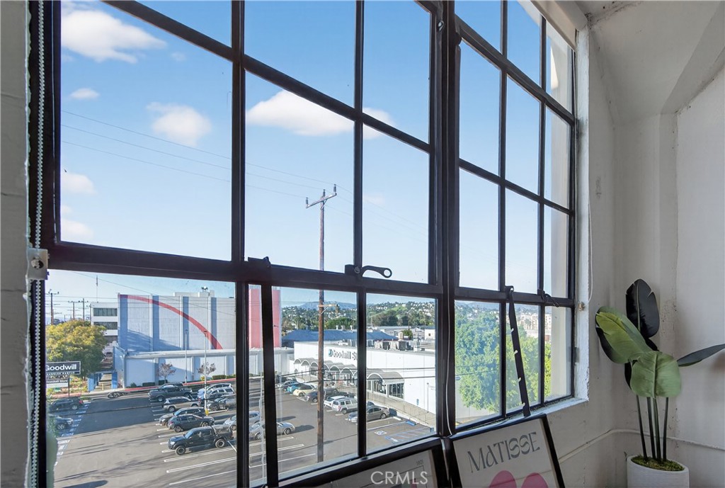 200 North San Fernando Road, Unit 315 Los Angeles, CA 90031 - Photo 25 of 42 a view of an entryway