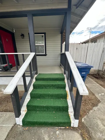 a view of entryway with a front door