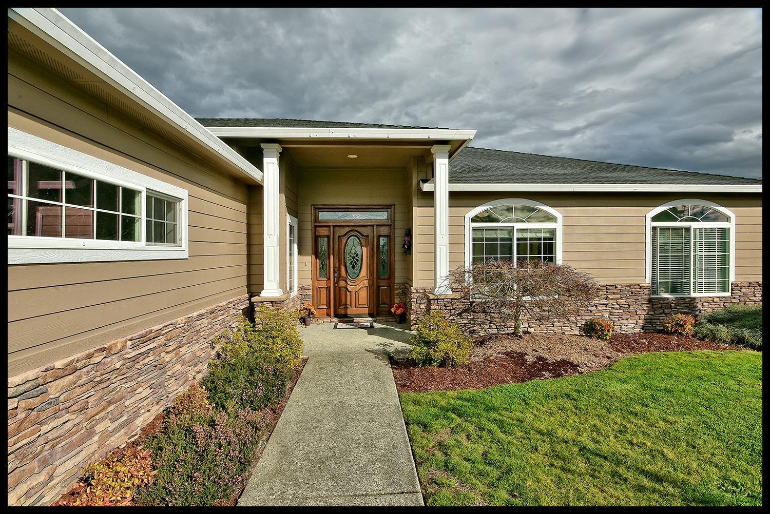 330 Ridgeway Avenue Central Point, OR 97502 - Photo 1 of 31 Primary Photo