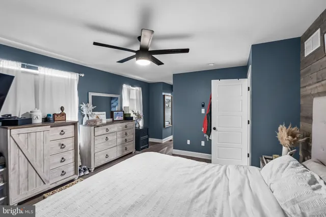a bed room with a bed and cabinets