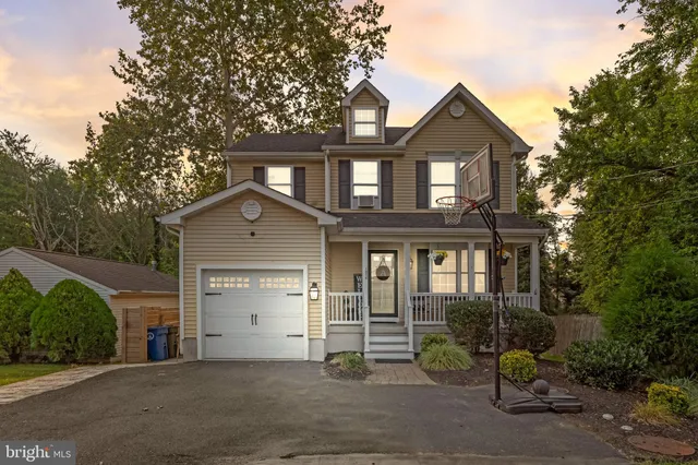 a picture of floor with a white wall and a painting