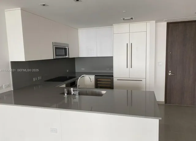 $7,190 | 68 Southeast 6th Street, Unit 2904, Miami, FL 33131