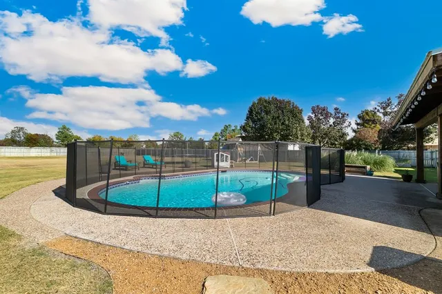 a view of a backyard