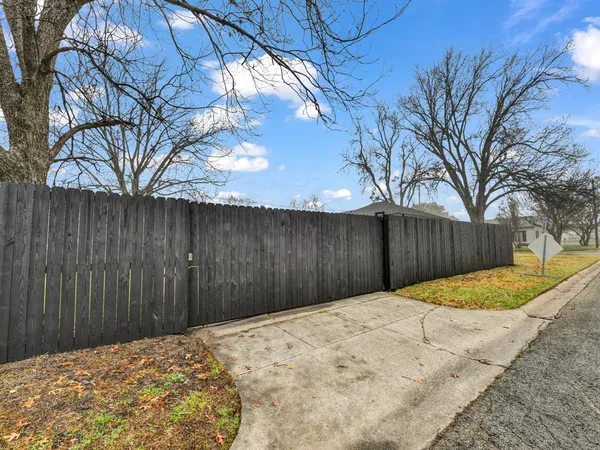 a view of a backyard