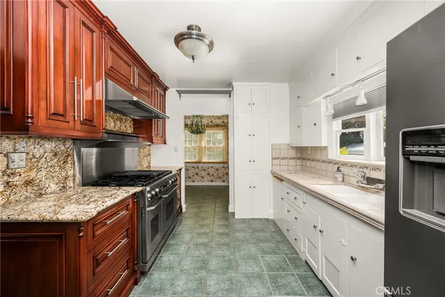 an empty room with a empty space