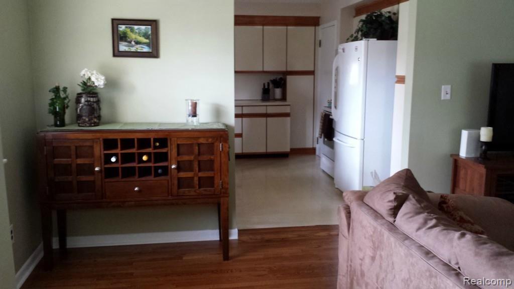 2570 Middlebelt Road West Bloomfield, MI 48324 - Photo 3 of 5 entry.jpg