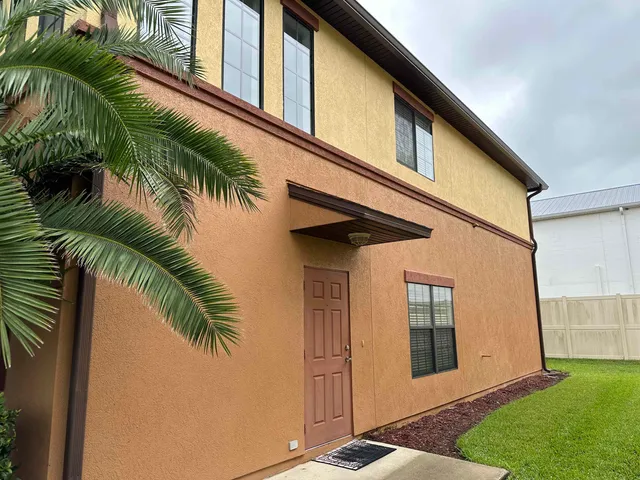 a view of a house with a backyard