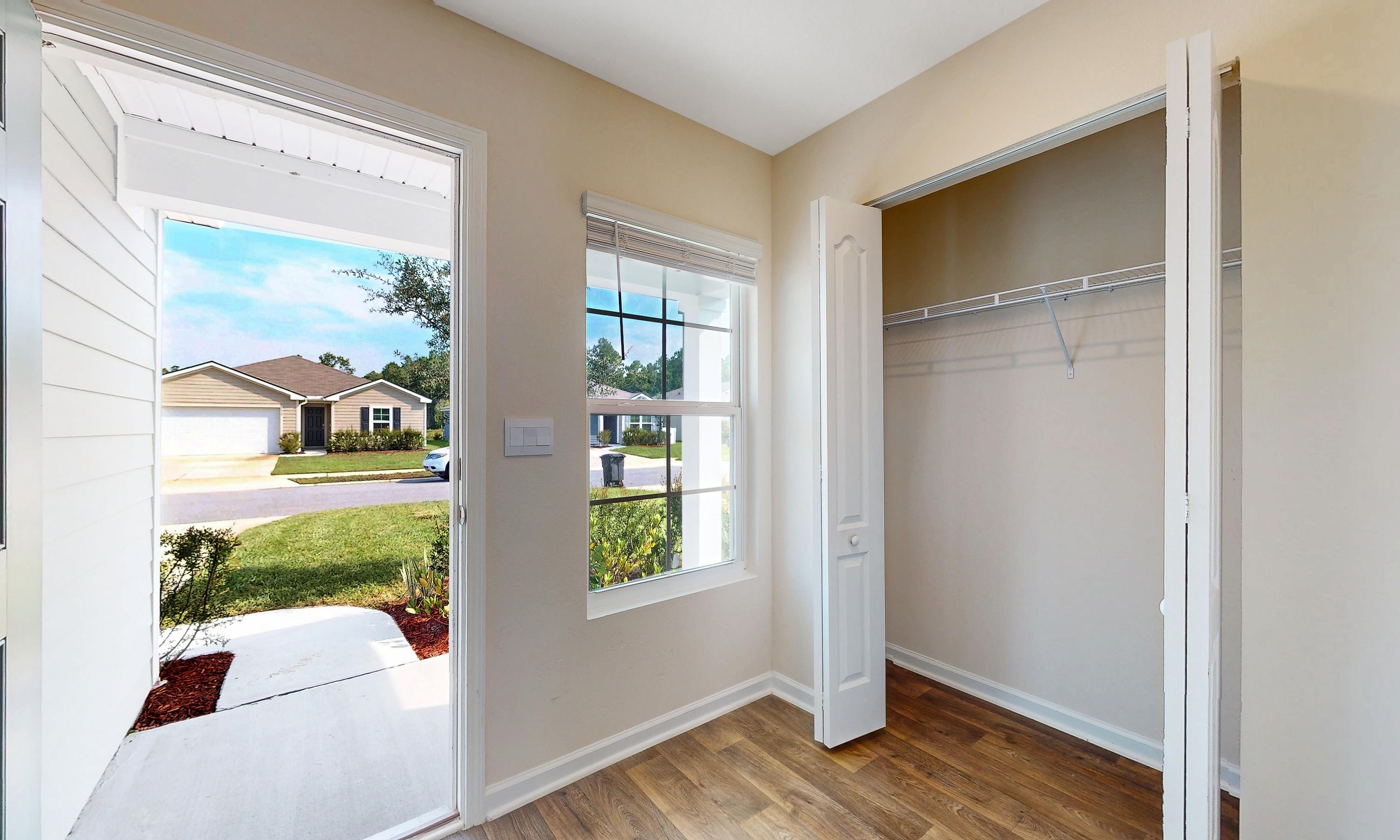 233 Falcon Ridge Road St. Augustine, FL 32084 - Photo 4 of 41 a room that has a window in it