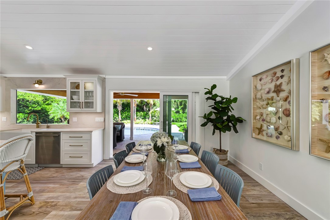 525 Banyan Road Vero Beach, FL 32963 - Photo 12 of 36 a living room with furniture and a large window