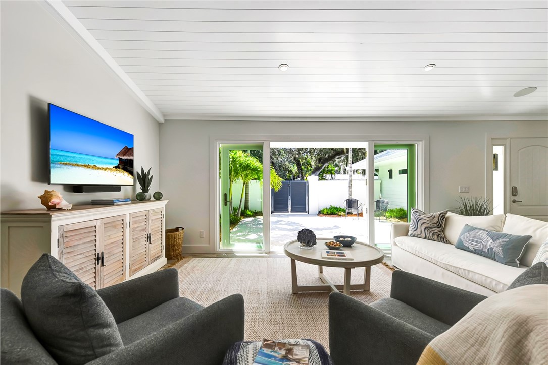 525 Banyan Road Vero Beach, FL 32963 - Photo 10 of 36 a living room with furniture and a flat screen tv