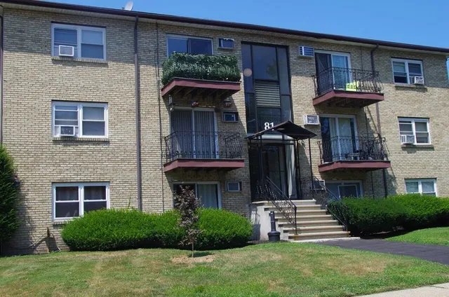 $2,400 | 81 High Street, Unit 10, Amesbury, MA 01913