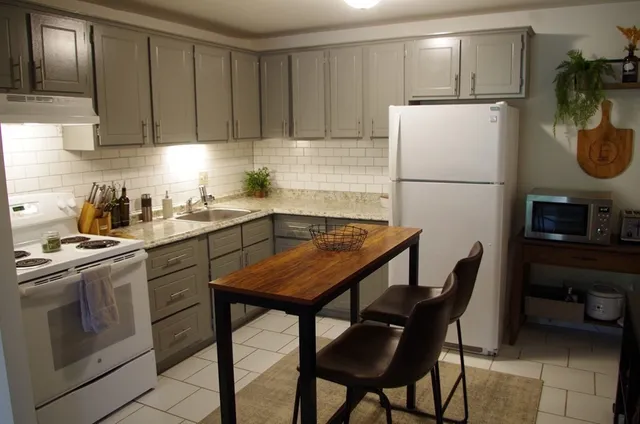 $2,400 | 81 High Street, Unit 10, Amesbury, MA 01913