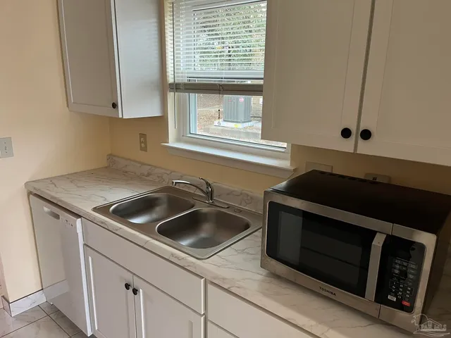 $1,300 | 3222 Redwood Lane, Gulf Breeze, FL 32563