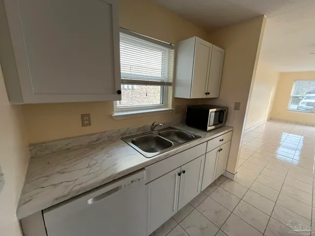 $1,300 | 3222 Redwood Lane, Gulf Breeze, FL 32563