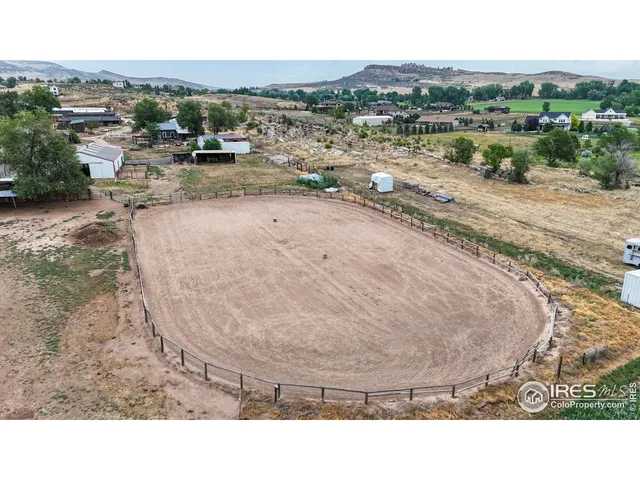 a black and white photo of a city