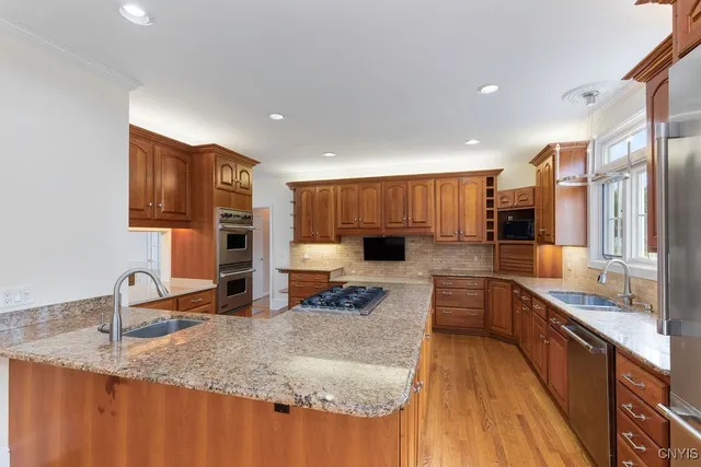 $999,900 | 7111 Thorntree Hill Drive, De Witt, NY 13066