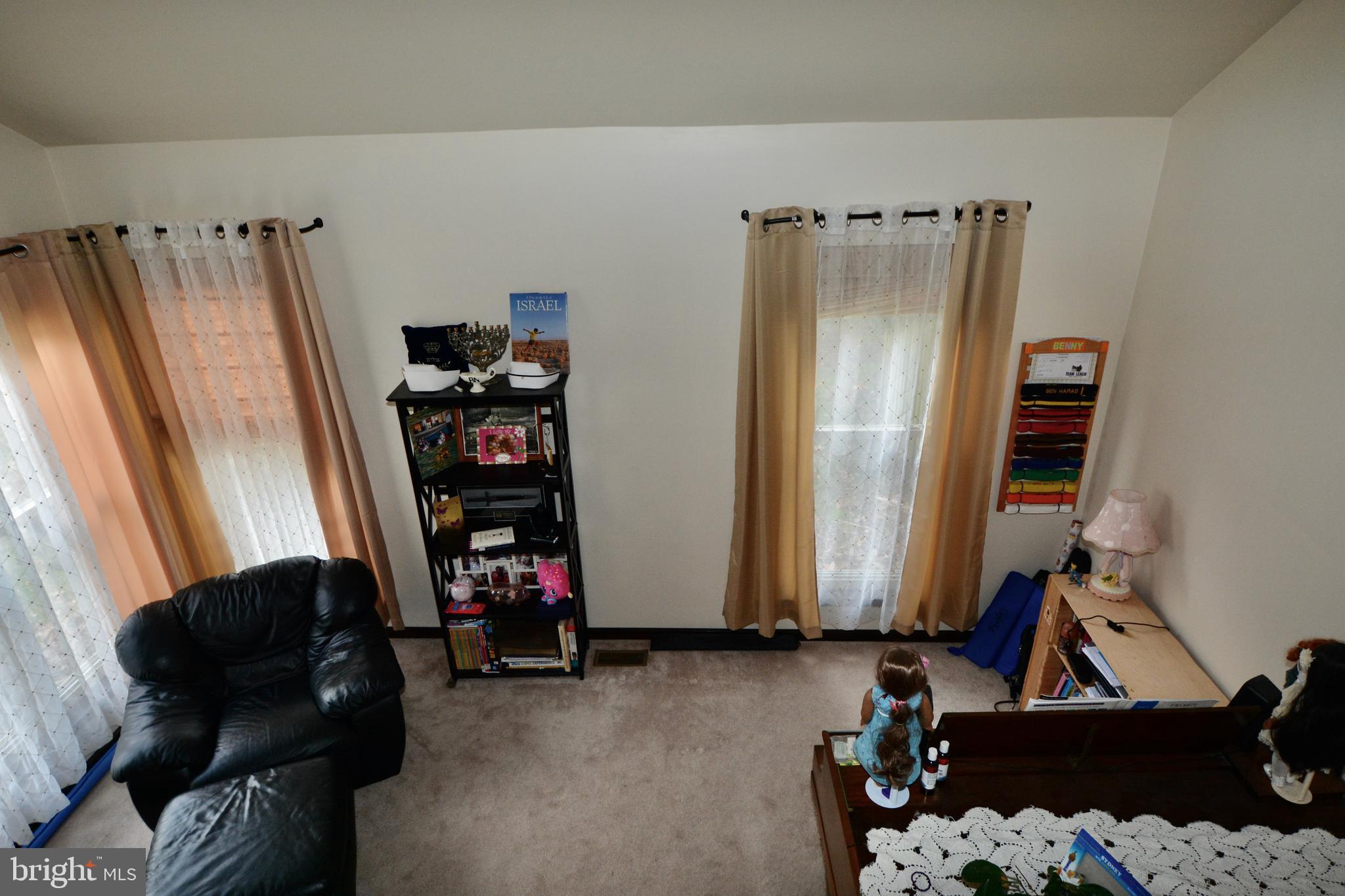9 Pheasant Road Clementon, NJ 08021 - Photo 11 of 49 Living Room