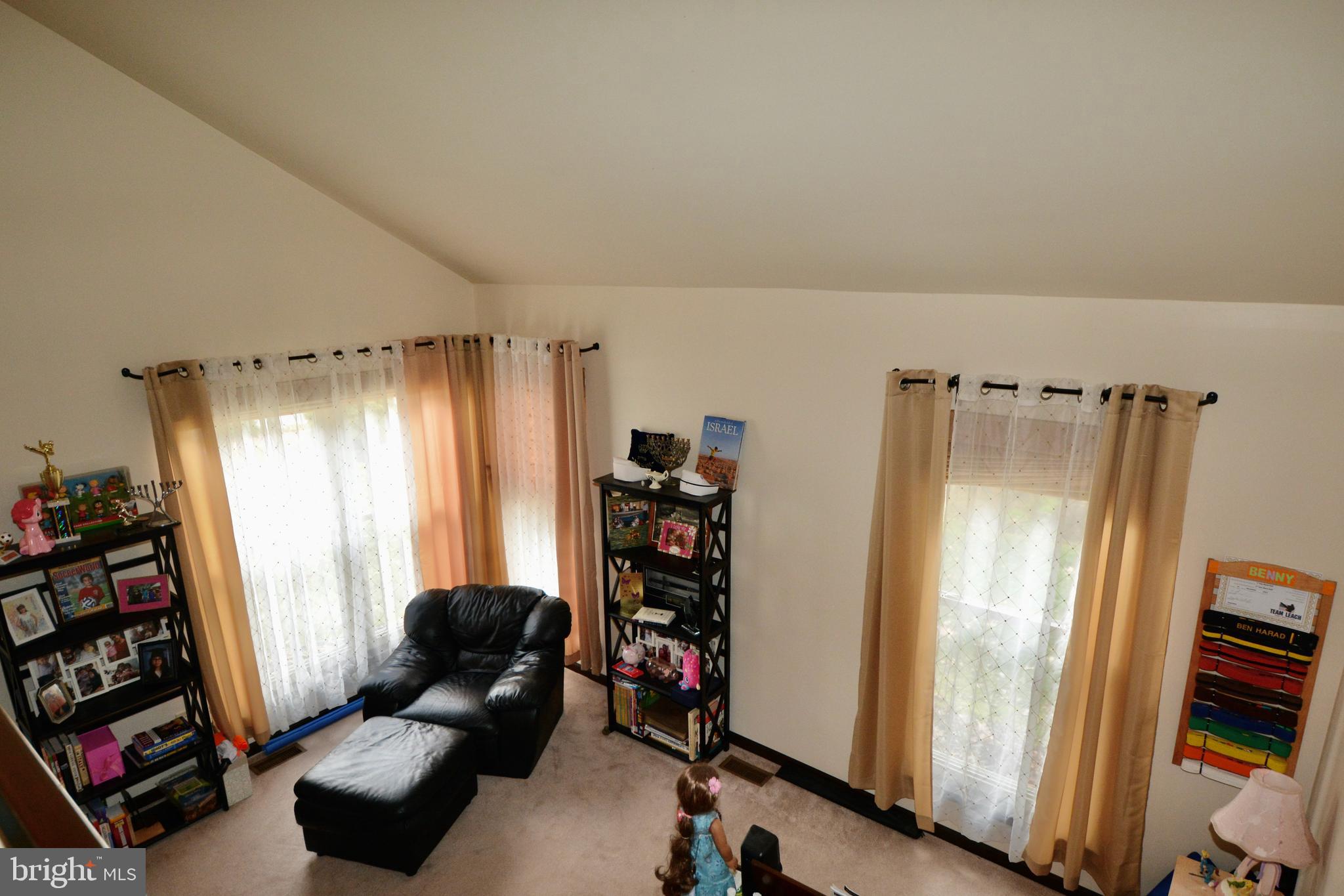 9 Pheasant Road Clementon, NJ 08021 - Photo 10 of 49 Living Room