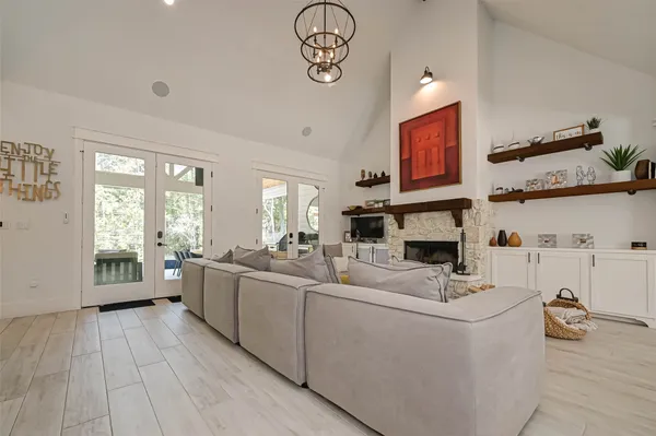 $975,000 | 2407 Chantilly Lane, Conroe, TX 77384