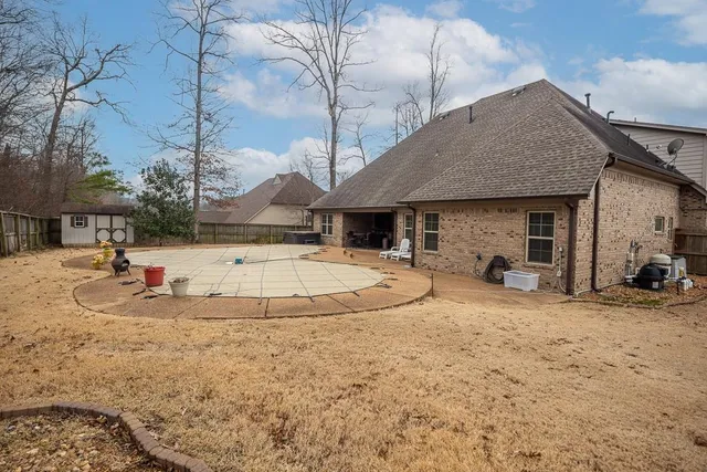 a view of a backyard