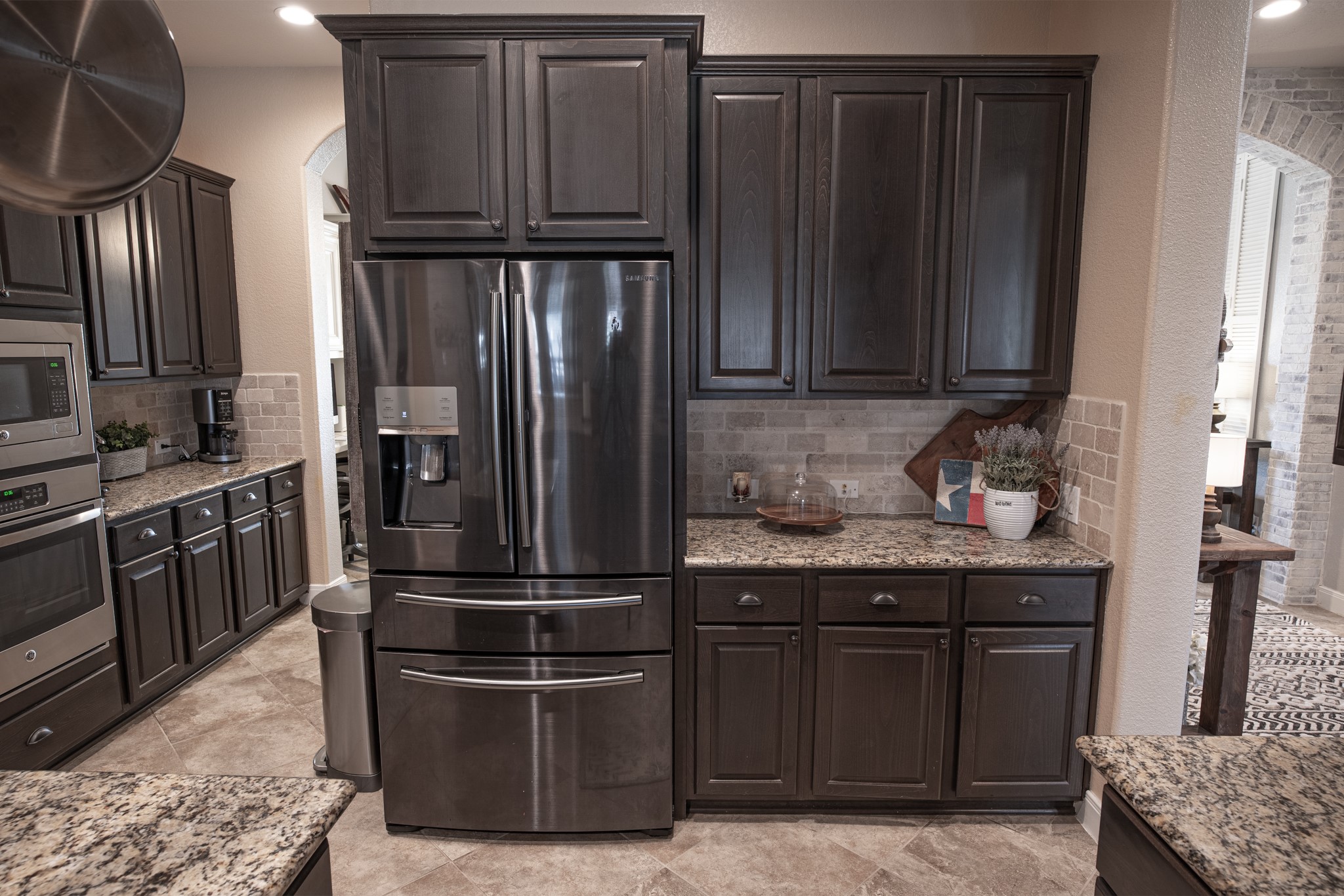 1283 Laurel Lane Angleton, TX 77515 - Photo 16 of 40 Under Counter Lighting