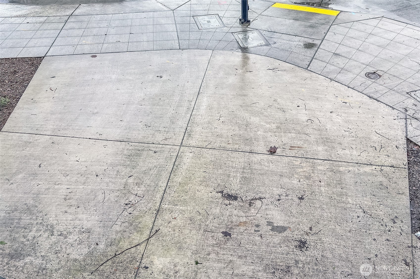 2209 East Roanoke Street Seattle, WA 98112 - Photo 26 of 31 a bathroom with a bathtub
