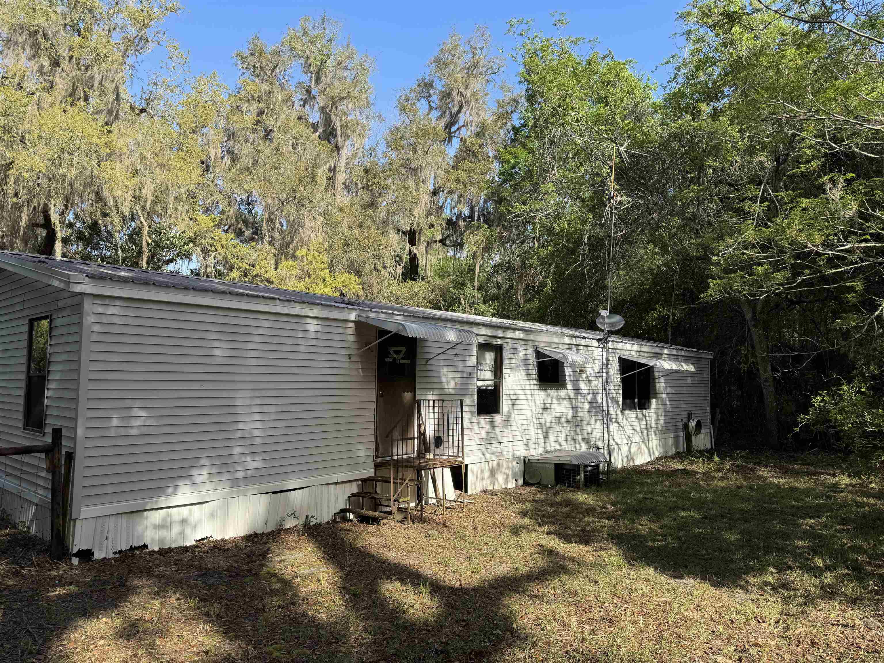 608 Coral Farms Road Florahome, FL 32140 - Photo 3 of 20 a view of a back yard of the house